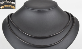 Kort halskæde i sort kalveskind med lås efter eget ønske. 2x1 omgang. Tykkelse 3,5 mm.